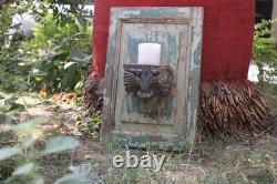 Anciens panneaux de portes en bois indiens antiques attachés avec des corbeaux vintages restaurés
