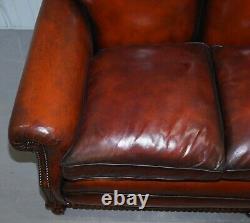 Canapé en cuir brun teint à la main de style victorien restauré avec pattes griffes et boules, coussin en plumes