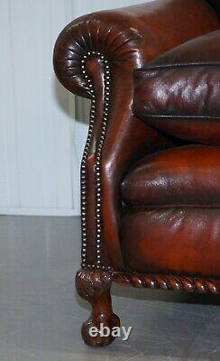 Canapé en cuir brun teint à la main de style victorien restauré avec pattes griffes et boules, coussin en plumes
