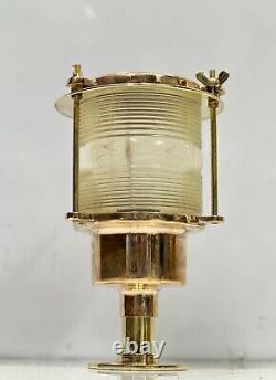 Lampe électrique antique en métal de basse originale rénovée de vieux équipement maritime vintage