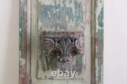 Panneaux de portes anciennes indiennes en bois attachés avec une ancienne console vintage rénovée