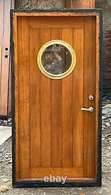 Porte en bois vintage authentique récupérée d'un navire antique, restaurée et ornée d'une fenêtre en laiton