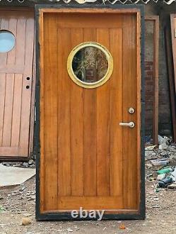 Porte en bois vintage authentique récupérée d'un navire antique, restaurée et ornée d'une fenêtre en laiton