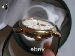 Président de l'Ukraine offre une montre-bracelet décontractée à un célèbre scientifique de la Seconde Guerre mondiale