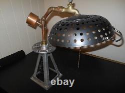 Une lampe de table unique en son genre, assemblage inutilisable dans le style steampunk (415-11)