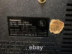 Vintage 1970 Panasonic RC-7021 Lighted AM/FM Alarm Maywood REFURBISHED translated into French is: Vintage 1970 Panasonic RC-7021 Réveil AM/FM Éclairé Maywood RÉNOVÉ.